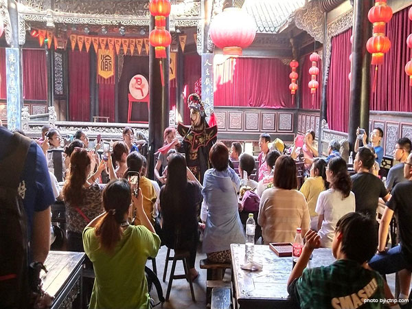 Enjoy Tea and Opera in Huguang Guild Hall